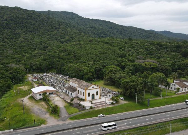 Vista aérea Igreja de Sao Miguel e Museu Etnografico Casa dos Acores
