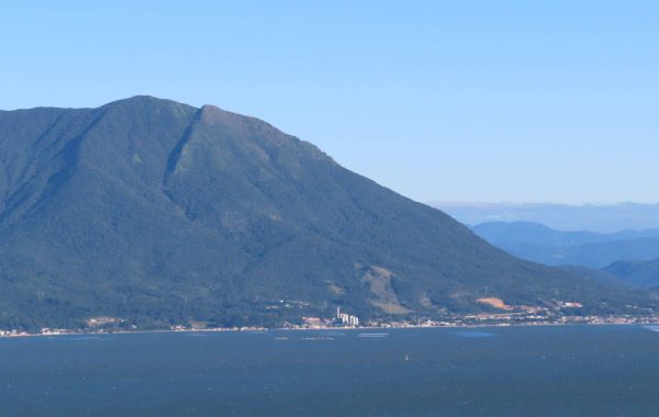 Vista doo Morro do Cambirela a partir do Mirante do Sertão do Ribeirão