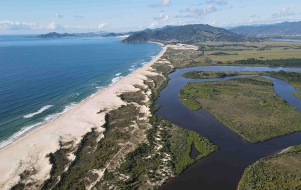 Praia da Guarda do Embaú e Rio da Madre